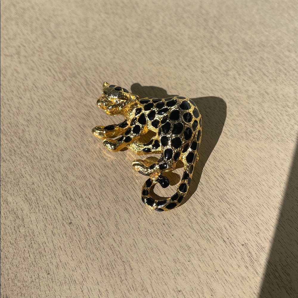 Gold and Black Leopard Brooch - Picture 2 of 3
